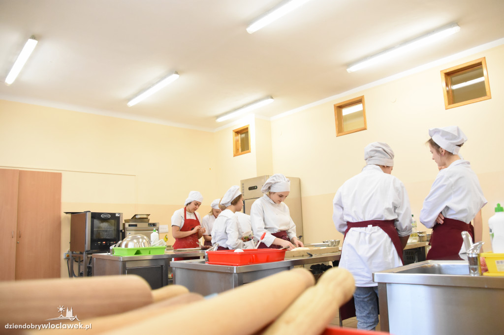 Uczniowie Chemika piekli pączki