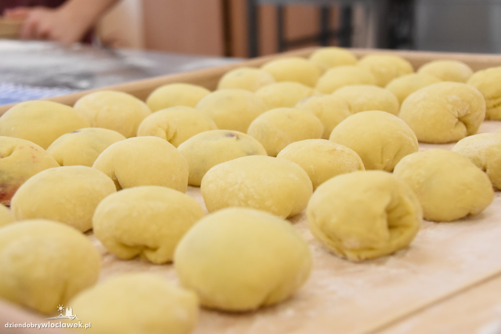Uczniowie Chemika piekli pączki