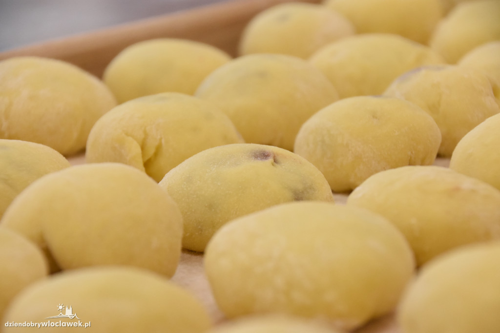 Uczniowie Chemika piekli pączki