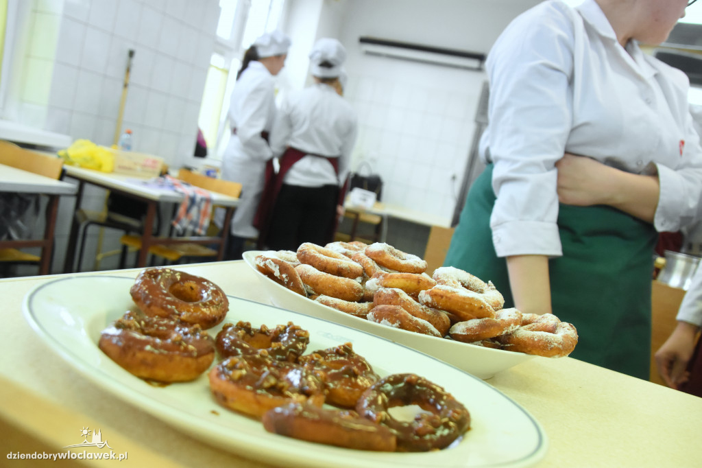 Uczniowie Chemika piekli pączki