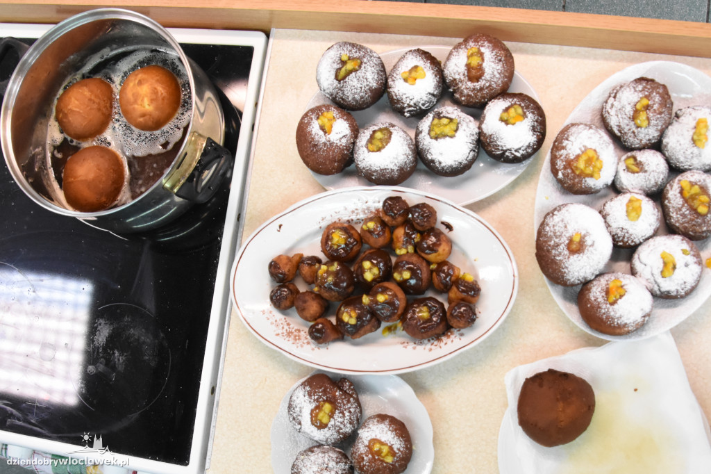 Uczniowie Chemika piekli pączki
