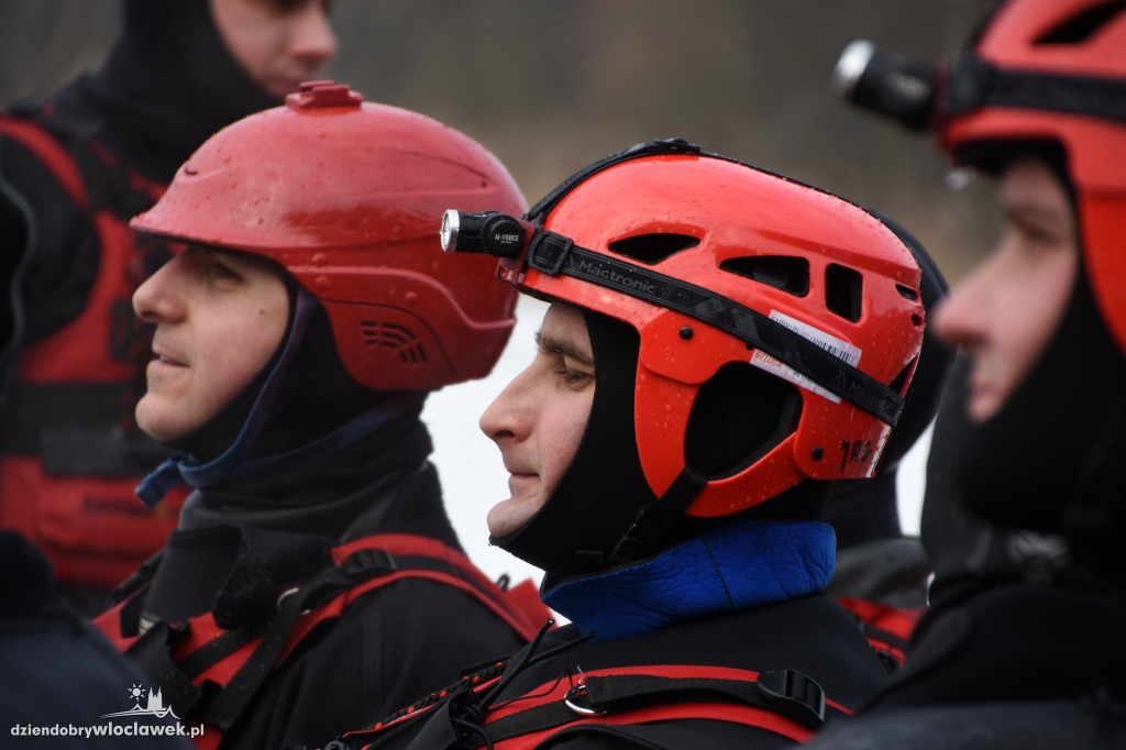 Pokazy ratownictwa na jeziorze Czarne