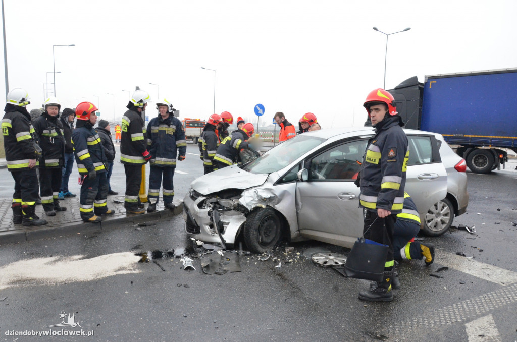 Zderzenie vw i forda na dojeździe do A1