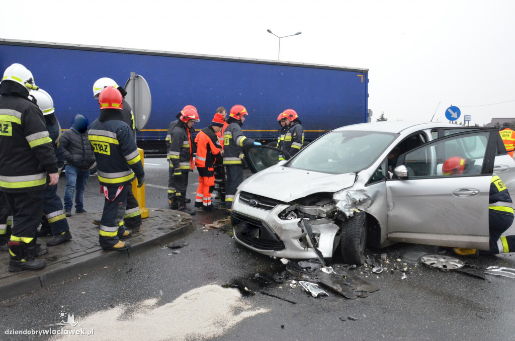 Zderzenie vw i forda na dojeździe do A1