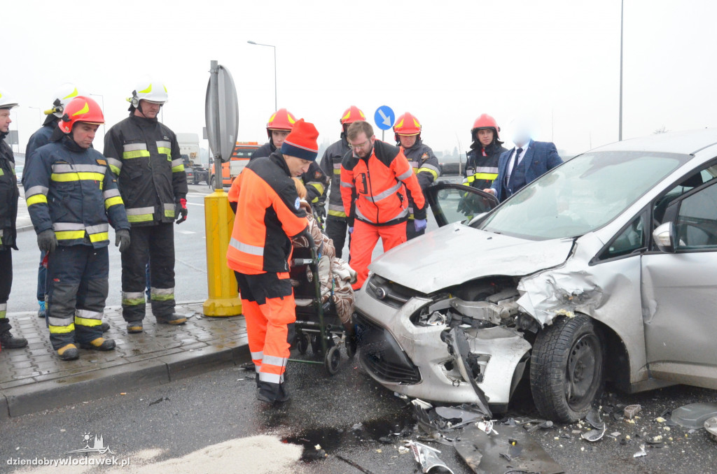 Zderzenie vw i forda na dojeździe do A1