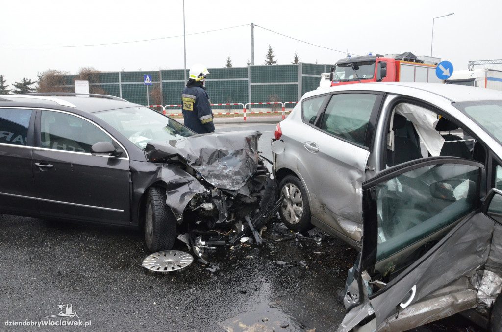 Zderzenie vw i forda na dojeździe do A1