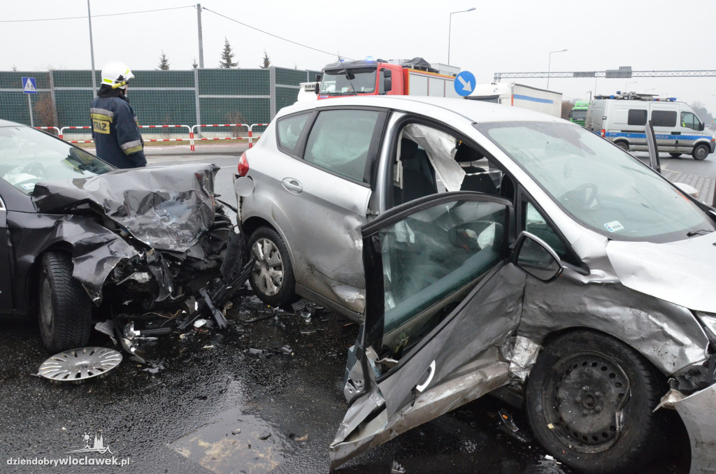 Zderzenie vw i forda na dojeździe do A1