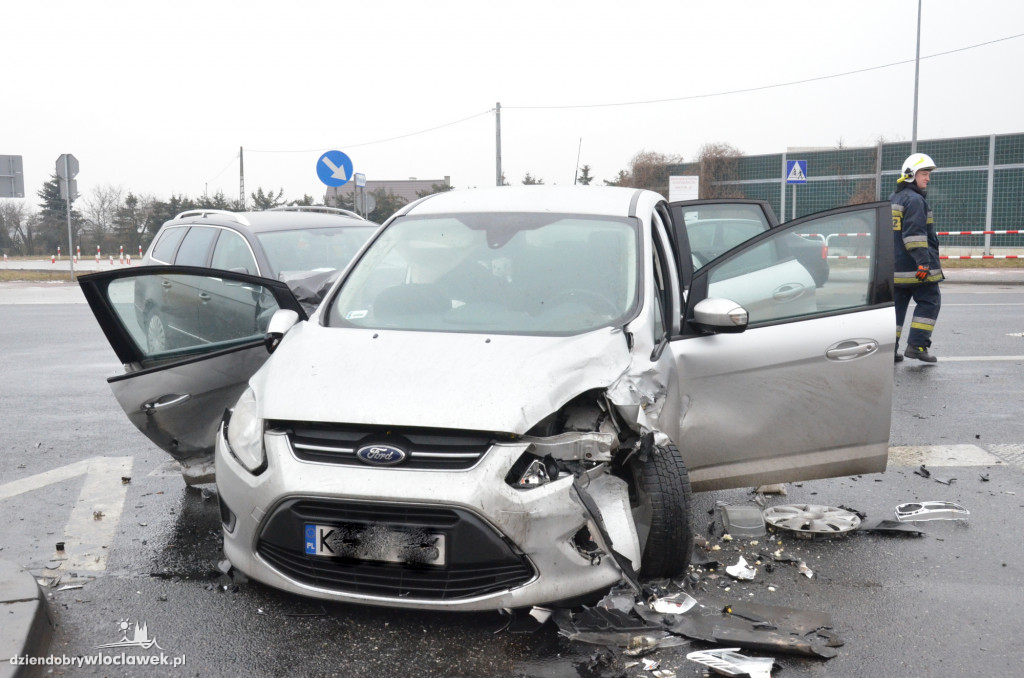 Zderzenie vw i forda na dojeździe do A1
