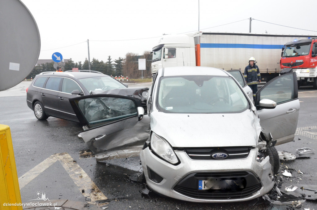 Zderzenie vw i forda na dojeździe do A1