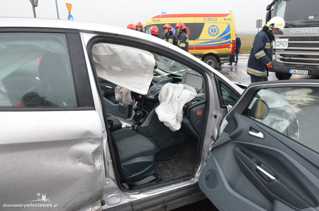 Zderzenie vw i forda na dojeździe do A1