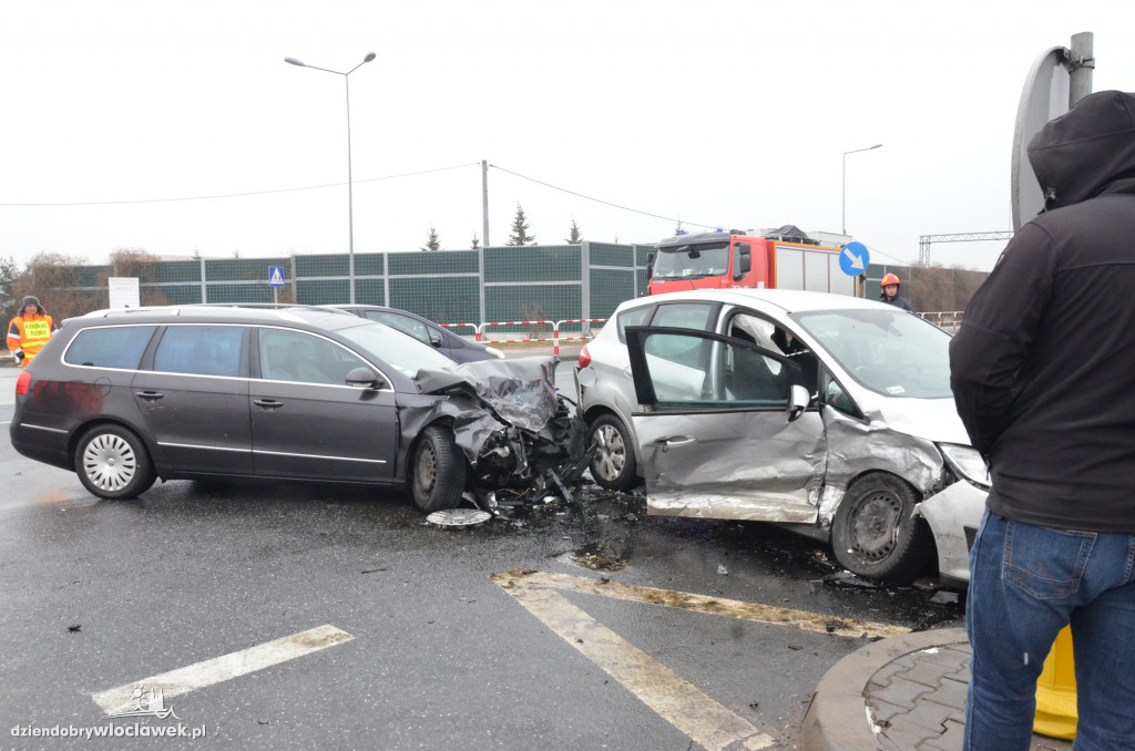 Zderzenie vw i forda na dojeździe do A1