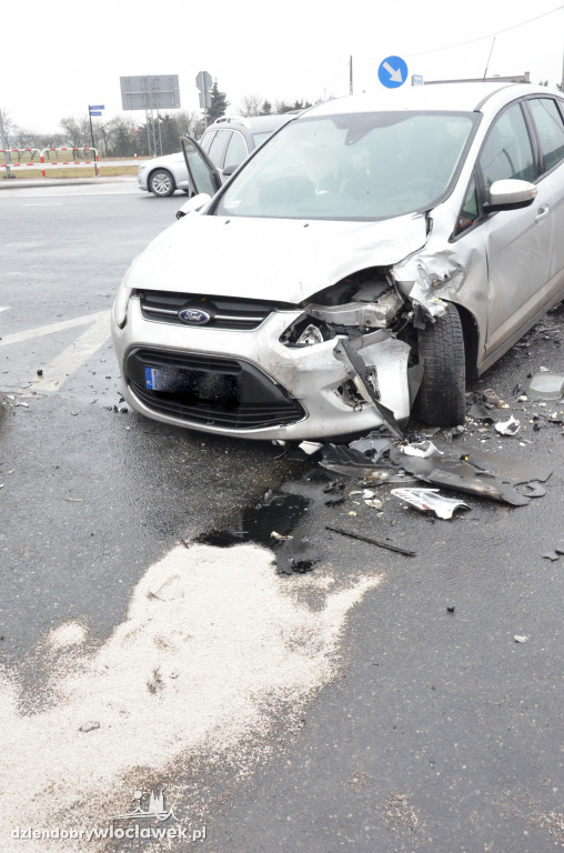 Zderzenie vw i forda na dojeździe do A1