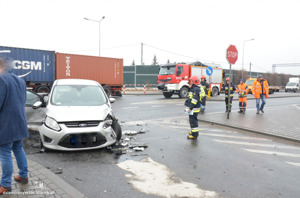 Zderzenie vw i forda na dojeździe do A1