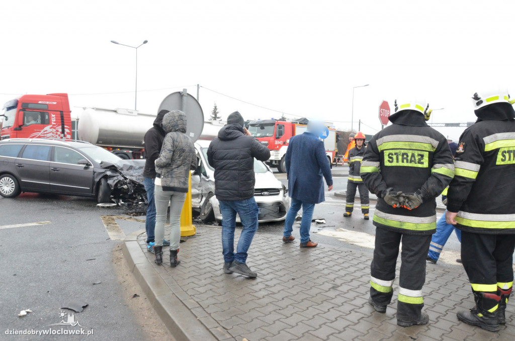 Zderzenie vw i forda na dojeździe do A1