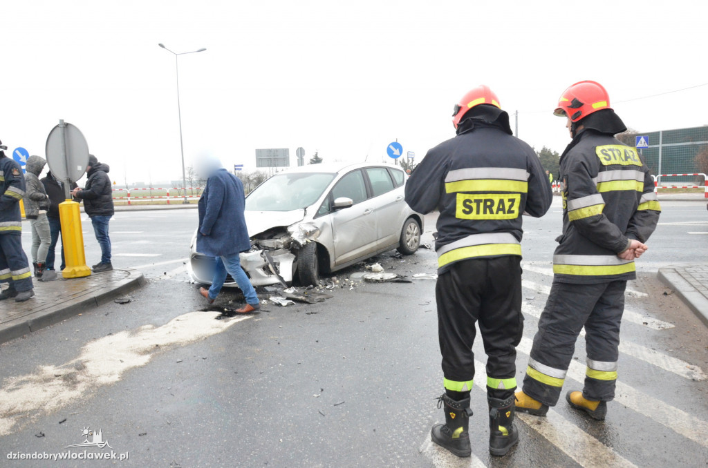 Zderzenie vw i forda na dojeździe do A1