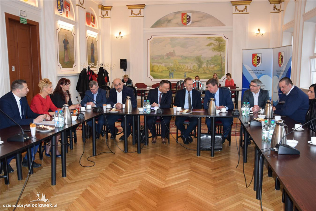 Podpisanie umowy na budowę drogi