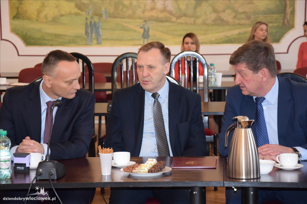 Podpisanie umowy na budowę drogi