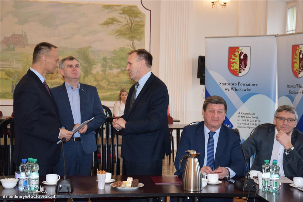 Podpisanie umowy na budowę drogi