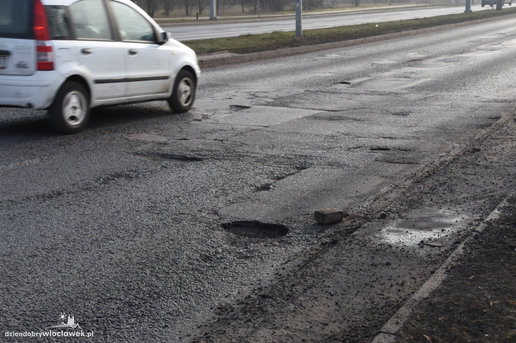 Coraz więcej ubytków na drogach