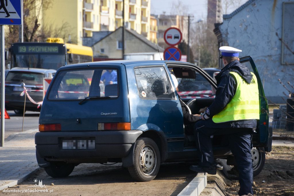 Kolizja opla i fiata przy Płockiej