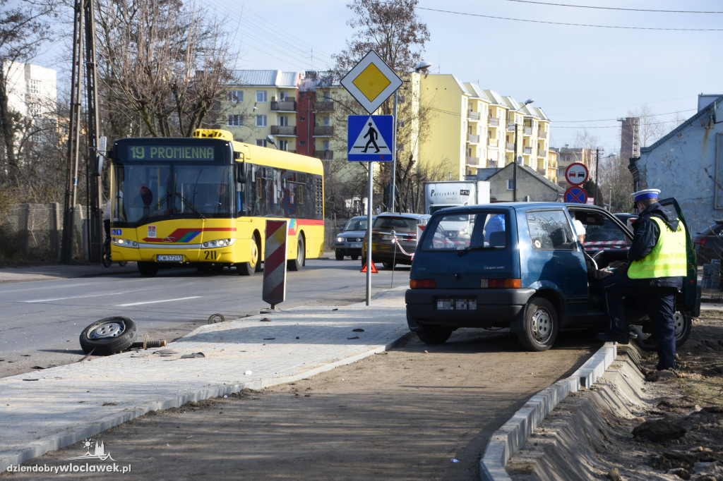 Kolizja opla i fiata przy Płockiej