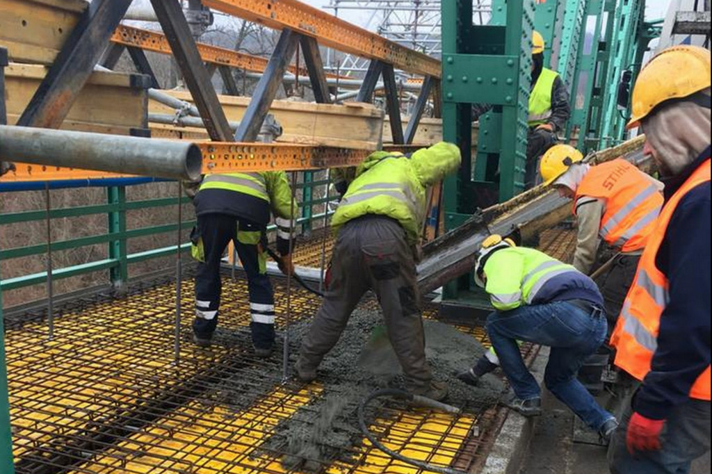 Betonowanie chodnika na moście