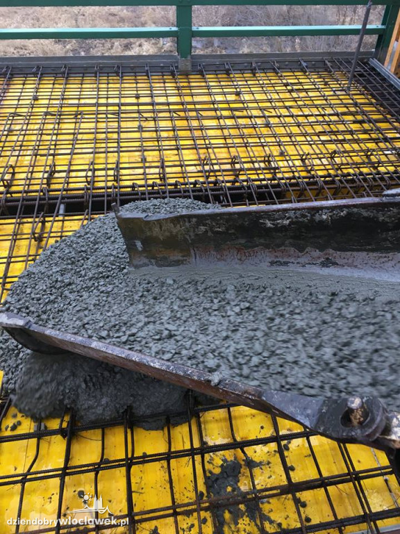Betonowanie chodnika na moście