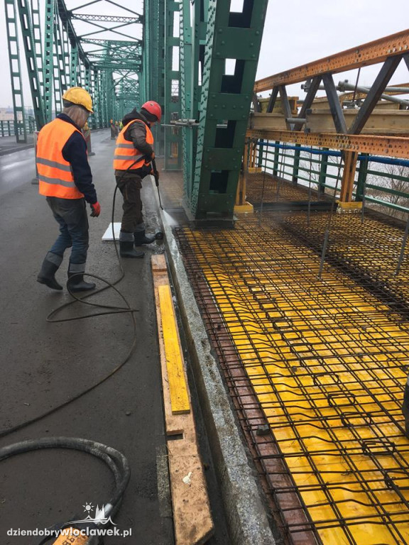 Betonowanie chodnika na moście