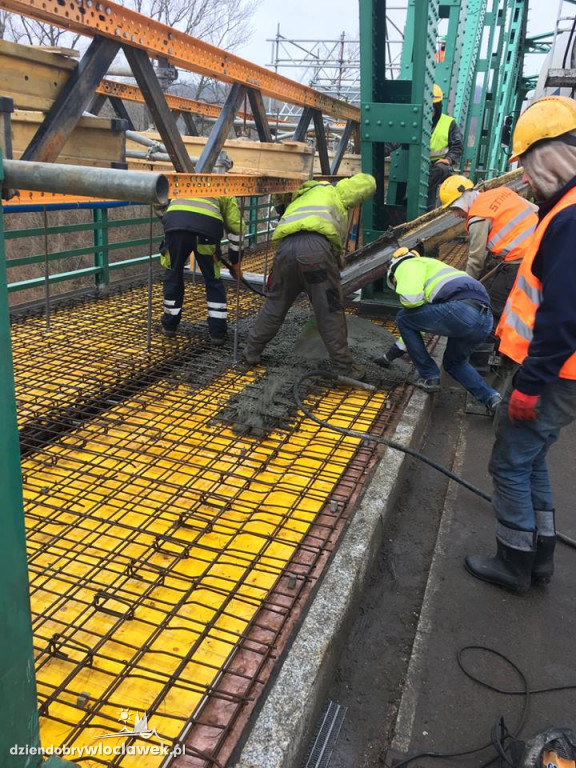 Betonowanie chodnika na moście