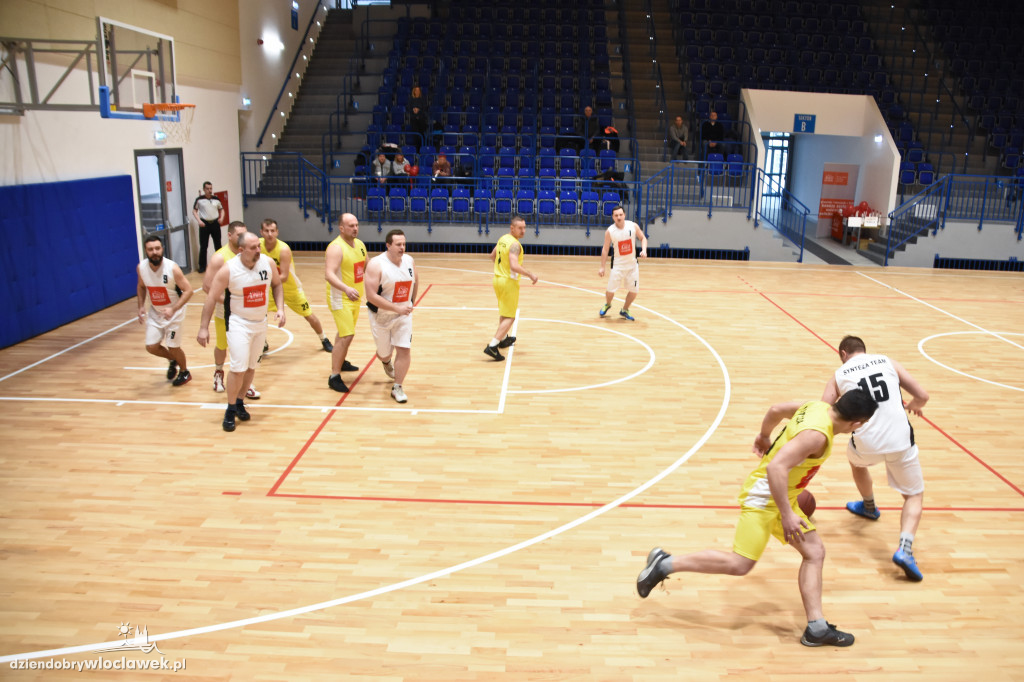 Anwil pod koszem w Hali OSiR
