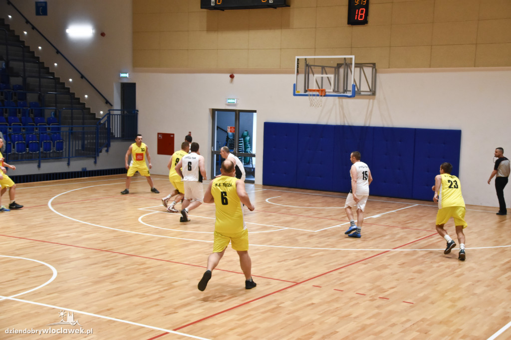 Anwil pod koszem w Hali OSiR