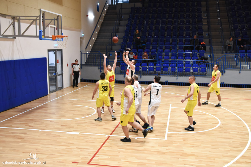 Anwil pod koszem w Hali OSiR