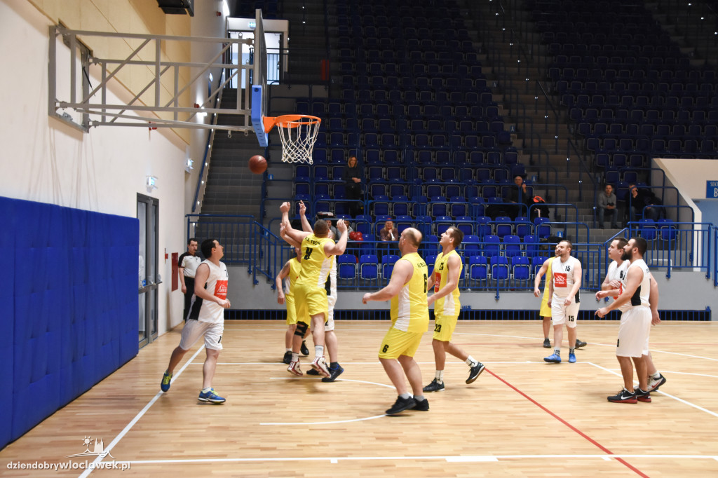 Anwil pod koszem w Hali OSiR