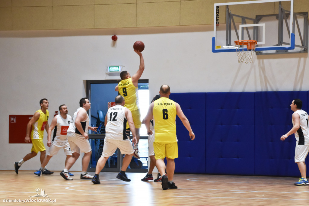Anwil pod koszem w Hali OSiR