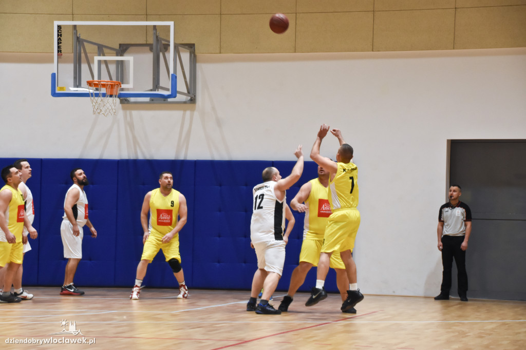 Anwil pod koszem w Hali OSiR