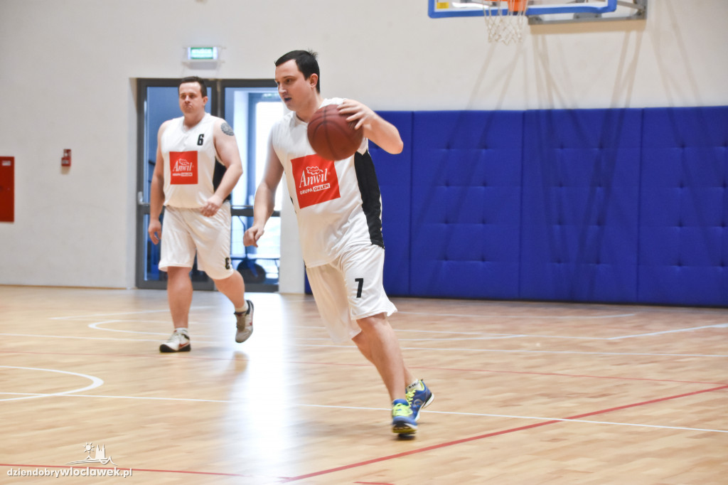 Anwil pod koszem w Hali OSiR