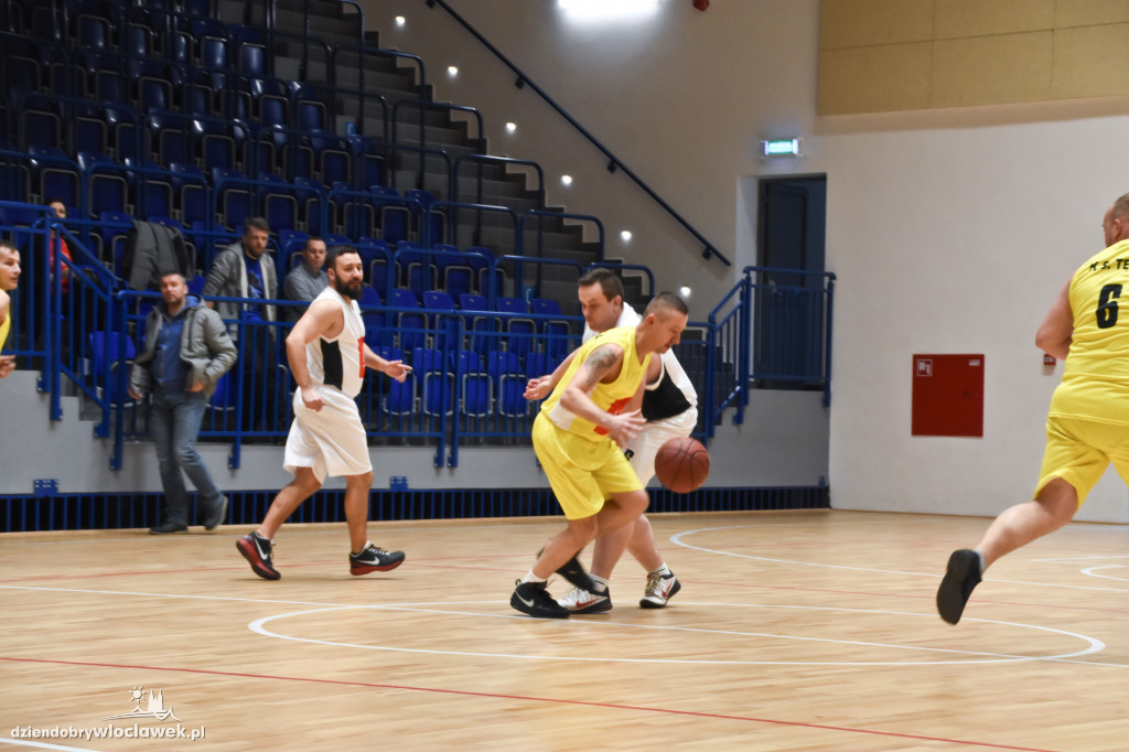 Anwil pod koszem w Hali OSiR