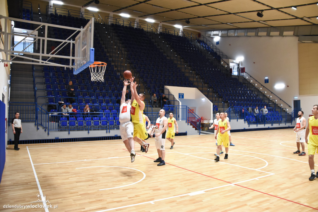 Anwil pod koszem w Hali OSiR
