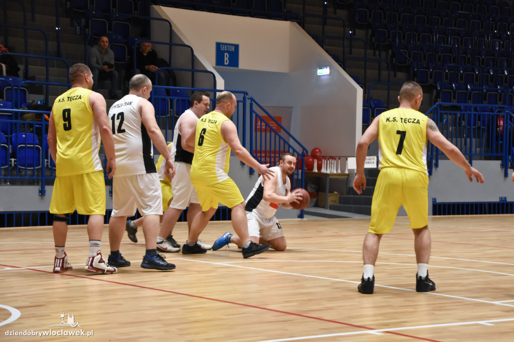 Anwil pod koszem w Hali OSiR