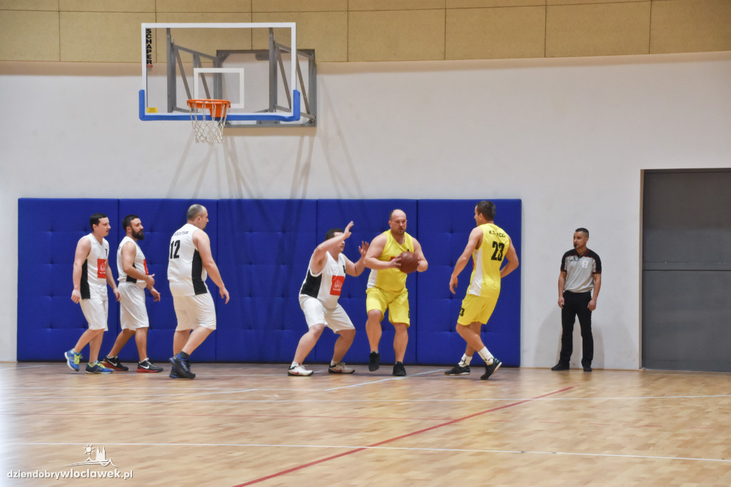 Anwil pod koszem w Hali OSiR