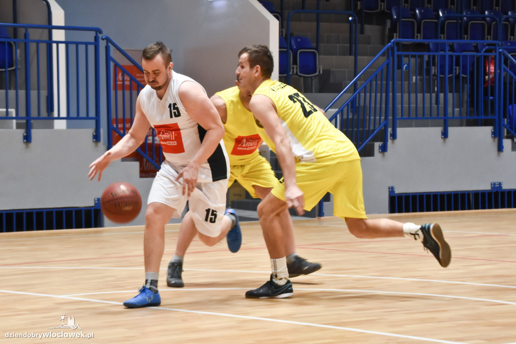 Anwil pod koszem w Hali OSiR