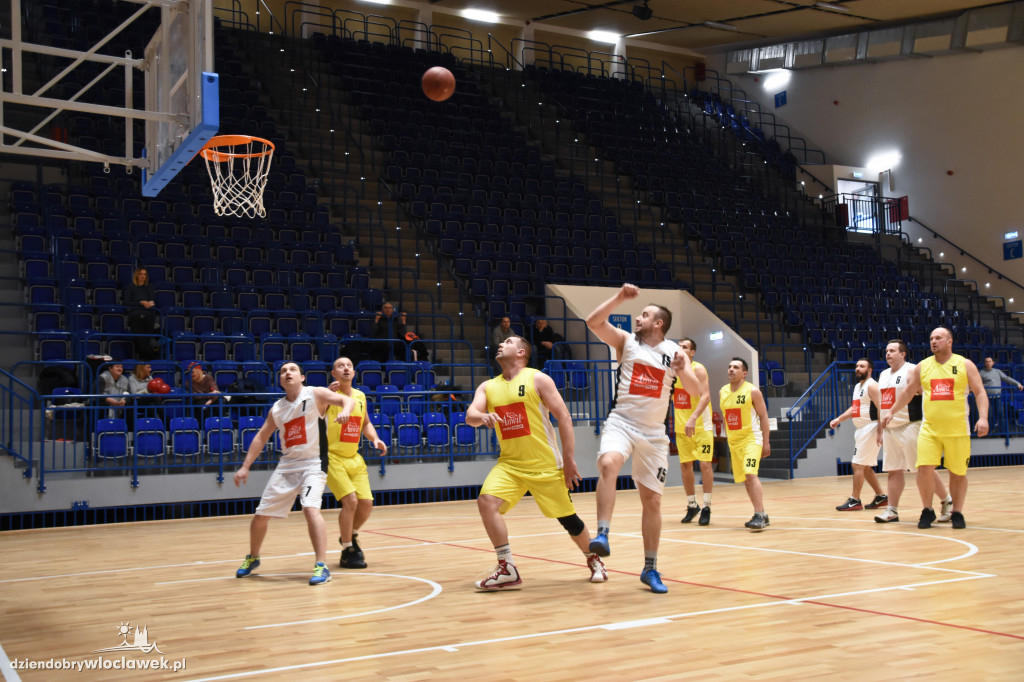 Anwil pod koszem w Hali OSiR