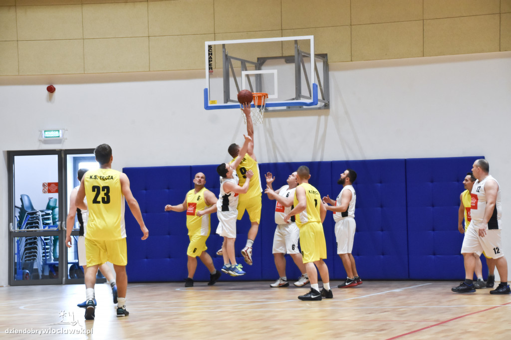 Anwil pod koszem w Hali OSiR