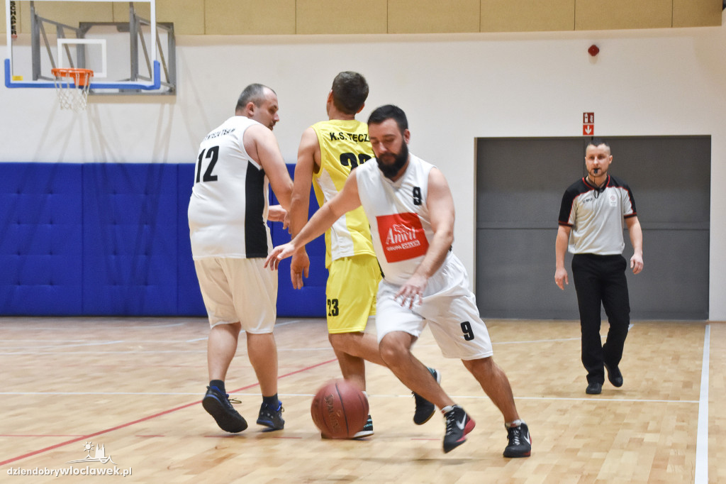 Anwil pod koszem w Hali OSiR