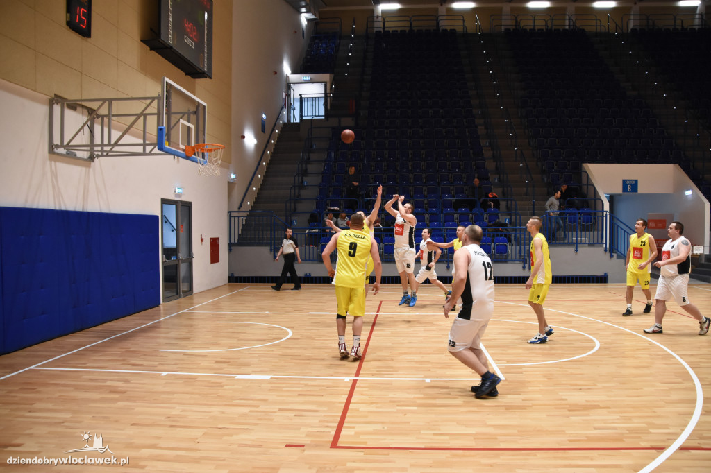 Anwil pod koszem w Hali OSiR