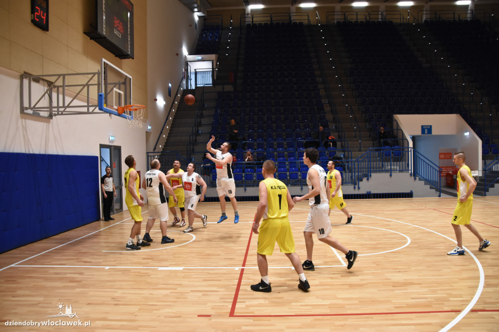 Anwil pod koszem w Hali OSiR
