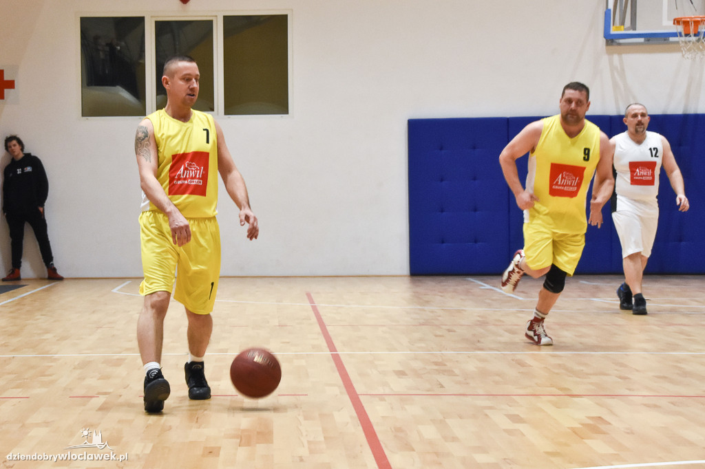 Anwil pod koszem w Hali OSiR