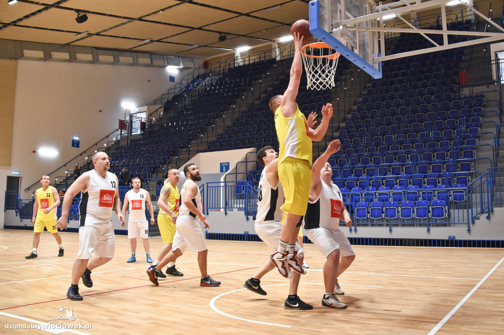 Anwil pod koszem w Hali OSiR