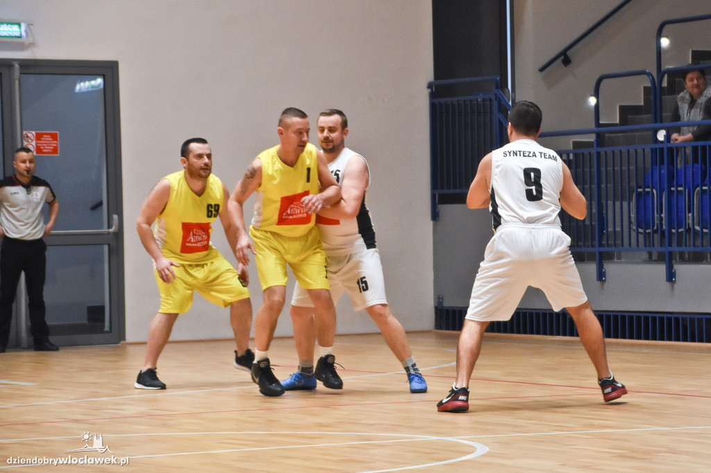 Anwil pod koszem w Hali OSiR