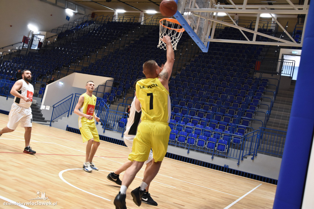 Anwil pod koszem w Hali OSiR